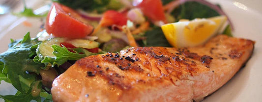 Grilled salmon with fresh mixed salad representing top 5 food trends of 2018